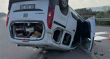Hafif ticari ile otomobil çarpıştı, biri takla attı biri refüje çıktı: 2 yaralı