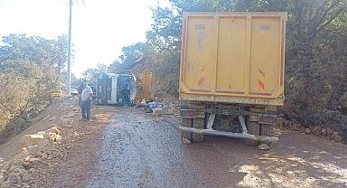 Hafriyat kamyonları çarpıştı; 2 yaralı