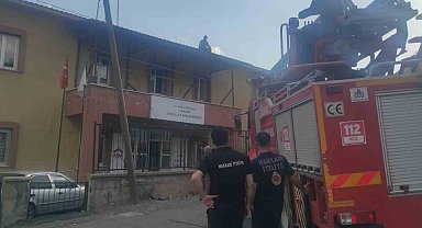 Hakkari'de çatıda mahsur kalan işçi kurtarıldı