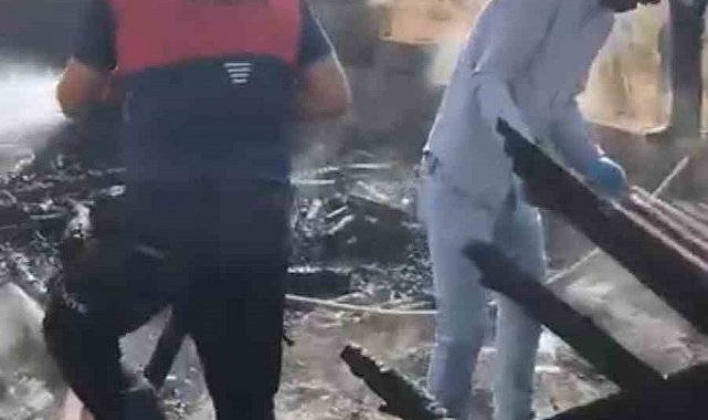 Hakkari'de çıkan yangında bir ev kullanılamaz hale geldi