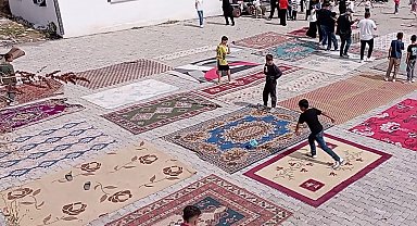 Halı sahaları olmayınca 20'den fazla halıyı yan yana serip kendi sahalarını yaptılar
