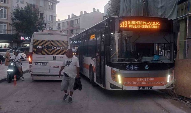 Hatalı park edilen servis aracı trafiğin tıkanmasına sebep oldu