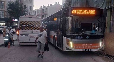 Hatalı park edilen servis aracı trafiğin tıkanmasına sebep oldu