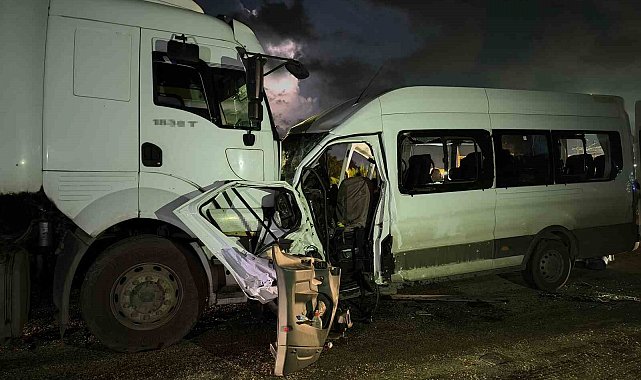Hatay'da işçi servisi tırla kafa kafaya çarpıştı: 1 ölü, 15 yaralı