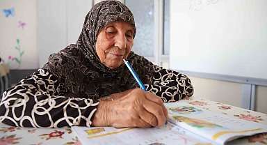 Hayalini kurduğu okuma-yazmayı 78 yaşında öğrendi