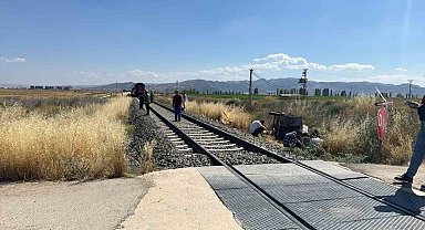 Hemzemin geçitte tren pat pata çarptı: 1 ölü, 2 yaralı
