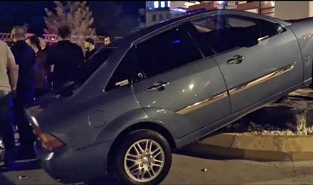 Hisarcık'ta otomobil orta refüje çıktı: Sürücü yaralandı