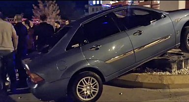 Hisarcık'ta otomobil orta refüje çıktı: Sürücü yaralandı