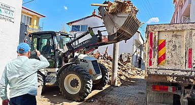 Hisarcık'ta riskli metruk bina kontrollü şekilde yıkıldı