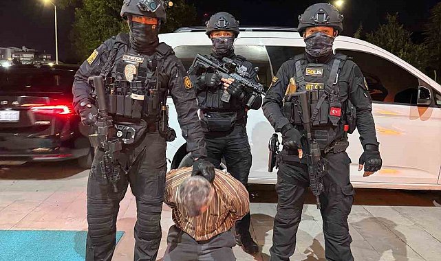 İçişleri Bakanlığı: "15 Temmuz hain darbe girişiminde Marmaris'te Sayın Cumhurbaşkanımıza suikast girişiminde bulunan teröristler arasında yer alan ve 10 yıldır kırmızı bültenle aranan FETÖ mensubu terörist B.K., Afyonkarahisar'da yakalandı.&