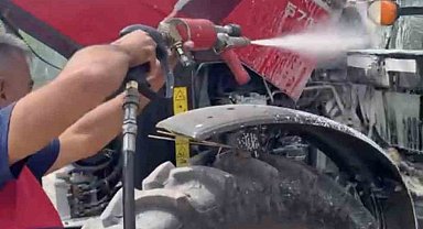 Iğdır'da tarlada çalışan traktör alev aldı