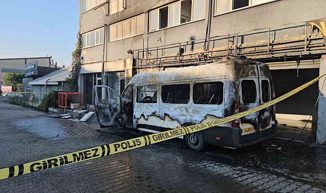 İkitelli'de sanayi sitesinde minibüste çıkan yangın dükkana sıçradı: Kundaklama şüphesi üzerinde duruluyor