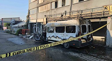İkitelli'de sanayi sitesinde minibüste çıkan yangın dükkana sıçradı: Kundaklama şüphesi üzerinde duruluyor