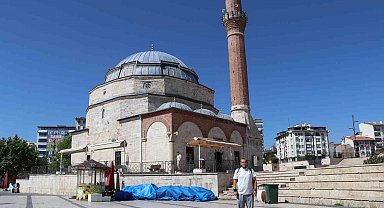 İlahi aşkla yeniden yollara düştü, hedefi yürüyerek Kabe'ye ulaşmak