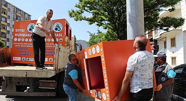 İlçenin dört bir yanına giysi kumbaraları