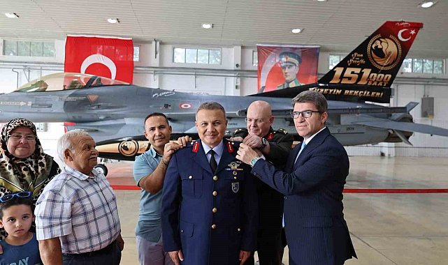 İlk Türk astronot Alper Gezeravcı yeni rütbelerini taktı