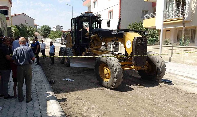 İş makinesinin altında kalan işçi hayatını kaybetti