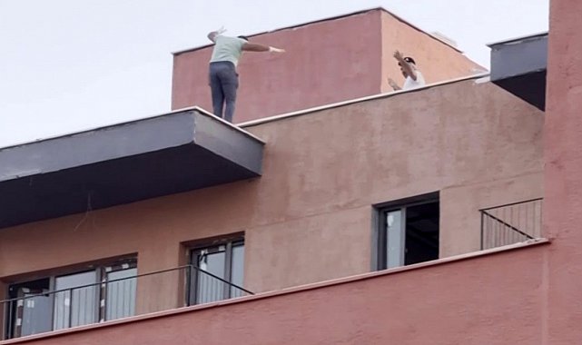 İş yerinde çalan oyun havasını duyan inşaat işçileri binanın tepesinde oynadılar