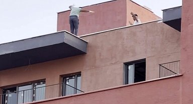İş yerinde çalan oyun havasını duyan inşaat işçileri binanın tepesinde oynadılar