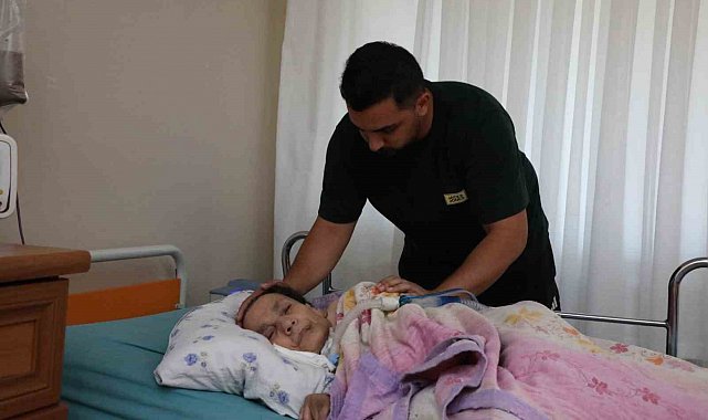 İşini bıraktı, 3 yıldır hayatını yatağa bağımlı annesine adadı