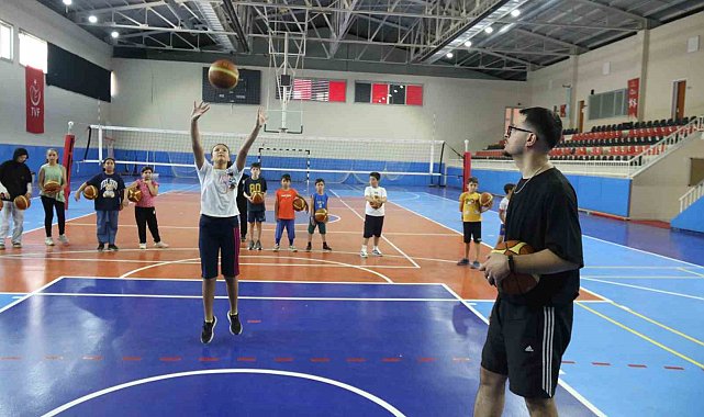 İşitme engelli Koç Fikret Sözen, parkenin yıldızlarını yetiştiriyor