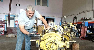 Isparta'da 10 yaşında şantiyelerdeki iş makinelerinin yanında başladığı mesleğini yarım asırdır sürdürüyor