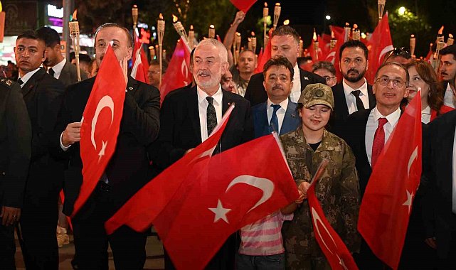 Isparta'da 30 Ağustos coşkusu fener alayı ve Kubat konseriyle yaşandı