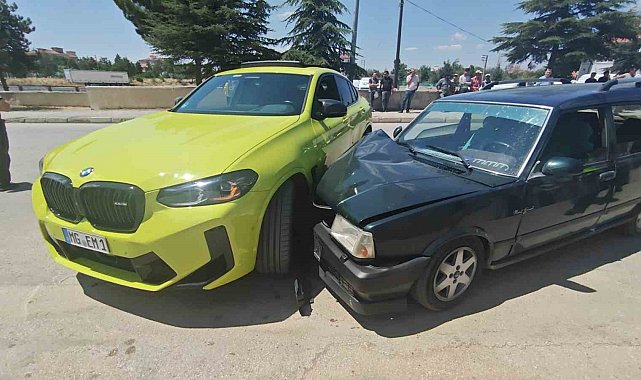 Isparta'da iki otomobil çarpıştı: 2 yaralı