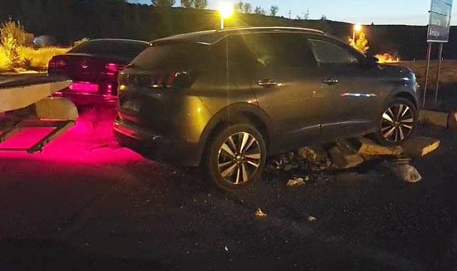 Isparta'da iki otomobil kavşakta çarpıştı: 10 yaralı