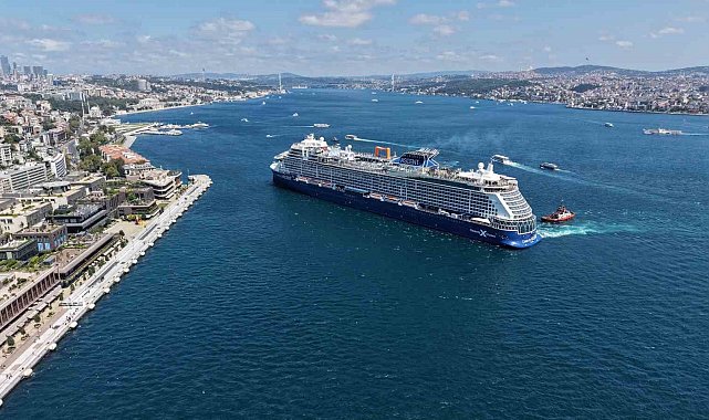 İstanbul Boğazı'nda dev yolcu gemisi