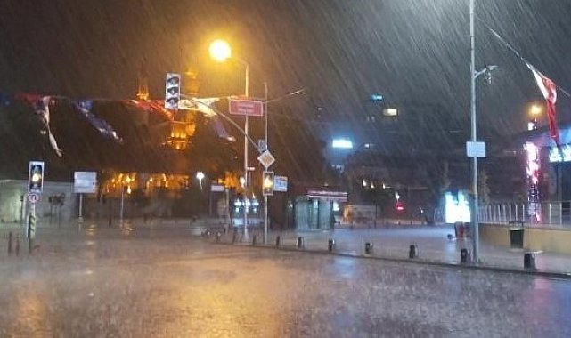 İstanbul'da gece saatlerinde aniden bastıran sağanak etkili oldu