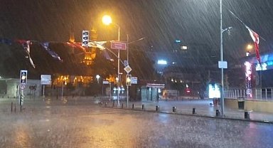 İstanbul'da gece saatlerinde aniden bastıran sağanak etkili oldu