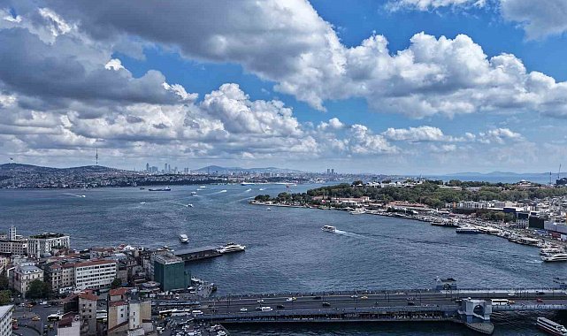 İstanbul'da gün boyu süren bulutların geçişi görüntülendi