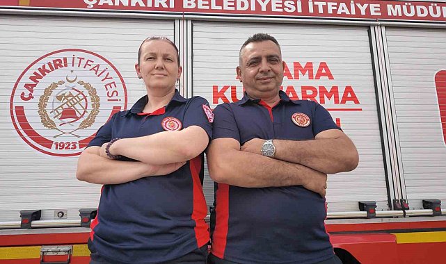 İtfaiyeci çift birlikte can kurtarıyor: Biri telsiz başında, diğeri olay yerinde görevini aşkla yapıyor