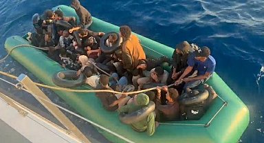 İzmir açıklarında sürüklenen bottaki 30 düzensiz göçmen kurtarıldı
