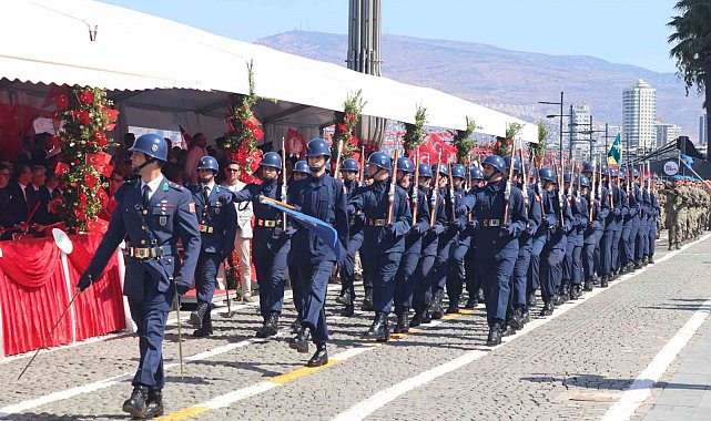 İzmir'de 30 Ağustos Zafer Bayramı coşkuyla kutlandı