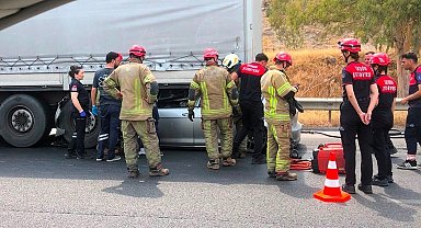 İzmir'de feci kaza: Tıra çarpan otomobilin sürücüsü hayatını kaybetti