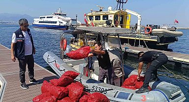 İzmir'de yasa dışı kara midye operasyonu: 560 kilogram midye denize iade edildi