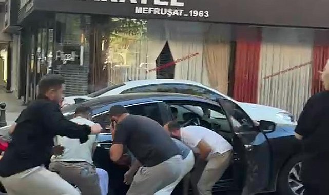 İzmit'te otomobilin çarptığı çocuk aracın altında kaldı