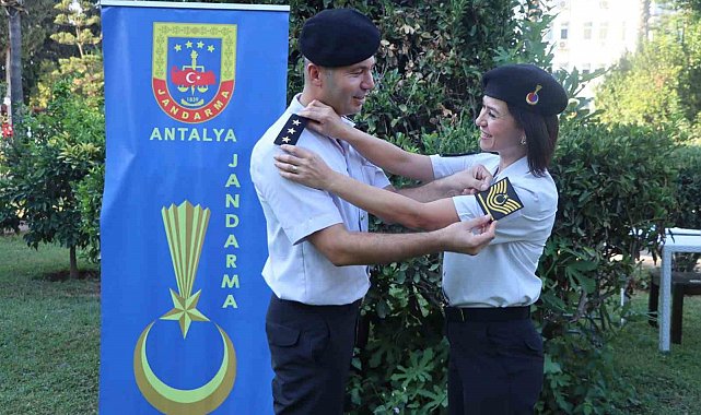 Jandarma çiftin evlilik yıldönümünde rütbe terfi gururu