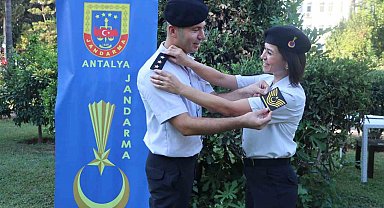 Jandarma çiftin evlilik yıldönümünde rütbe terfi gururu