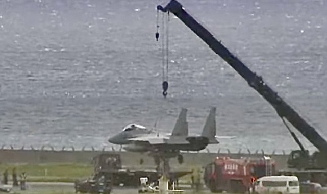 Japonya'ya ait F-15 savaş uçağı, acil inişin ardından sol kanadının üzerine yattı