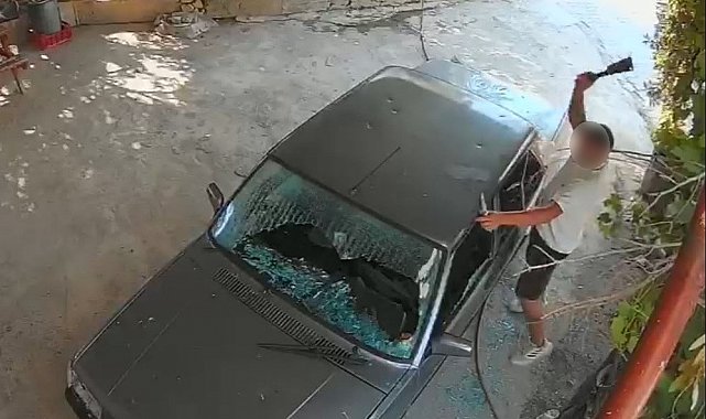 Kadına ait otomobile satır ve bıçakla zarar verdi: O anlar kamerada