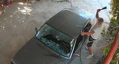 Kadına ait otomobile satır ve bıçakla zarar verdi: O anlar kamerada