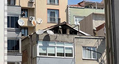 Kağıthane'de 3 katlı binanın çatı katı alevlere teslim oldu