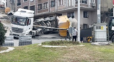 Kağıthane'de kum yüklü hafriyat kamyonunun dorsesi devrildi
