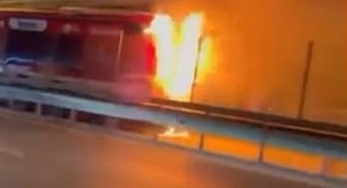 Kağıthane'de metrobüs alevlere teslim oldu, yolcular tahliye edildi