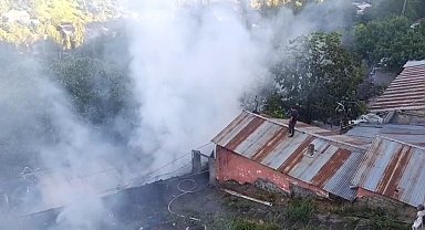 Kağızman'da ahırda başlayan yangın 2 eve sıçradı