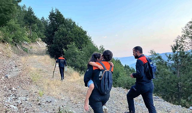 Kahramanmaraş'ta araçta mahsur kalan baba ve kızı kurtarıldı