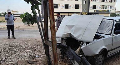 Kahta'da kontrolden çıkan otomobil direğe çarptı: 2 yaralı